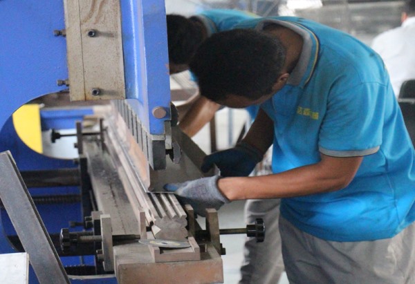 麻豆APP在线观看設備工人生產車間線展示